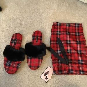 New Victoria secret Pink Red Flannel Slippers Size Medium 8 Holiday Lounge.